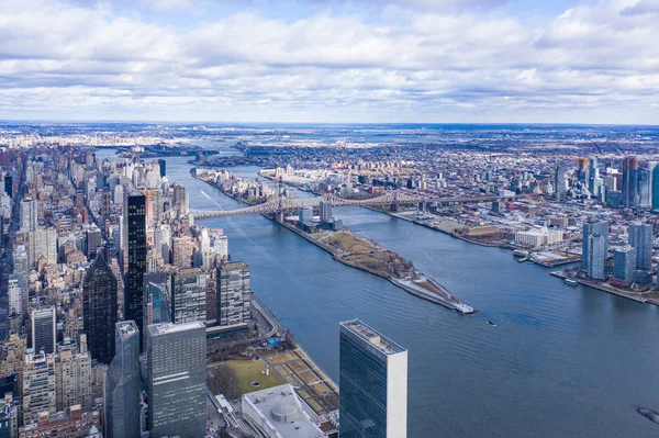 Gündüz vakti Roosevelt Adası ile New York Şehri Şehir Merkezi, hava fotoğrafçılığı