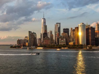 Gün batımında Hudson Nehri 'nden New York City Skyline, hava fotoğrafçılığı.
