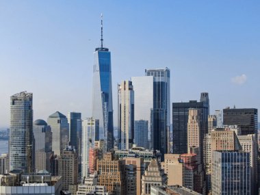Güneşli bir günde batarya parkından New York şehir merkezi silueti, hava fotoğrafları.