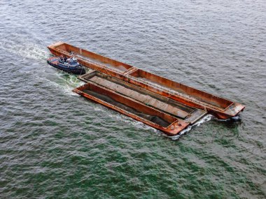 Hudson Nehri 'nde kargo gemisi, hava fotoğrafçılığı.