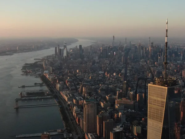 日没の世界貿易センターとニューヨークのスカイライン 航空写真 — ストック写真