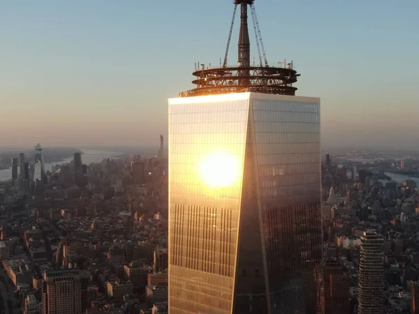 纽约市中心和世界贸易中心日落时的航空摄影 — 图库照片