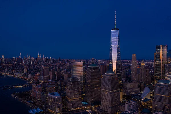黄昏时分纽约市曼哈顿天际线城市景观的空中景观 — 图库照片