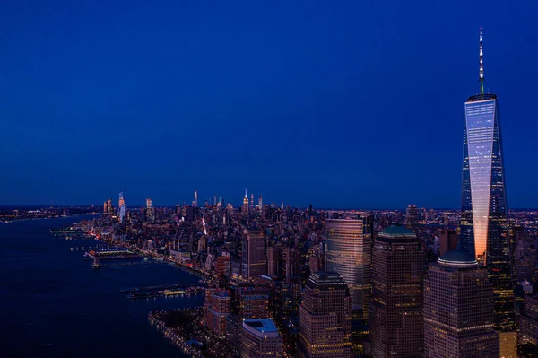 黄昏时分纽约市曼哈顿天际线城市景观的空中景观 — 图库照片
