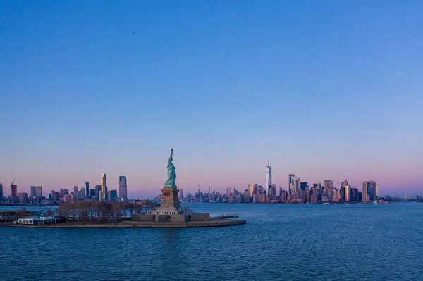 Statue Liberté New York Manhattan Paysage Urbain Arrière Plan Coucher — Photo