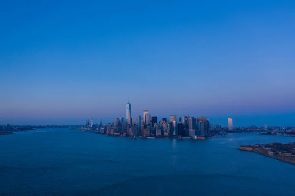 纽约全景黄昏时分从哈德逊河俯瞰曼哈顿海滨和泽西城的空中景观 — 图库照片