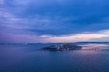 Ellis Adası 'nın alacakaranlıktaki görüntüsü.