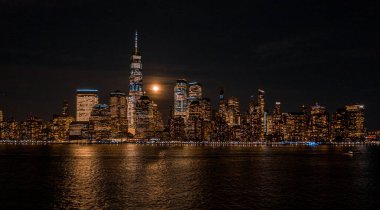 Geceleri Hudson Nehri 'nden New York şehrinin ve şehir merkezinin gökyüzü manzarası