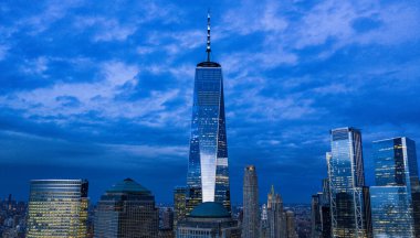 New York 'un finans bölgesindeki Dünya Ticaret Merkezi' ndeki Özgürlük Kulesi diğer ikonik binalarla birlikte.