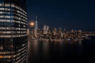 New York Şehri ve Jersey Şehri Hudson Nehri 'nden gece ufuk çizgisi