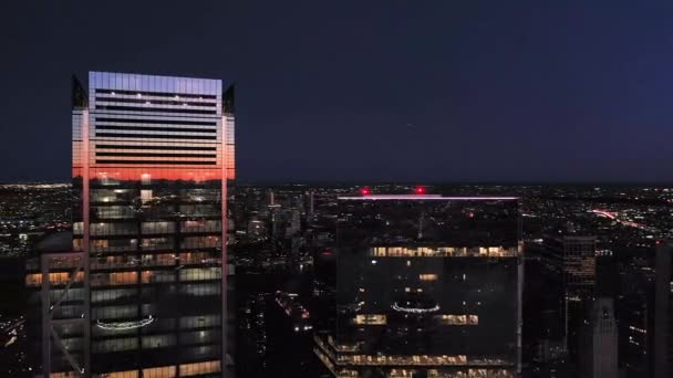 Аэросъемка Нью Йорк Скайлайн Ночью Манхэттенский Финансовый Район — стоковое видео