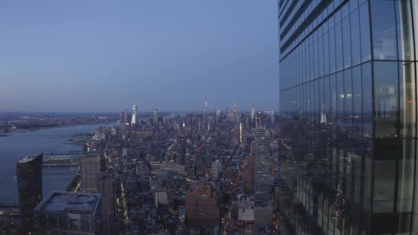 マンハッタン金融街の夜のニューヨークスカイラインの4K空撮 — ストック動画