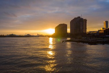 Jersey rıhtımının günbatımında Hudson Nehri 'yle çekilmiş havadan çekilmiş fotoğrafı.