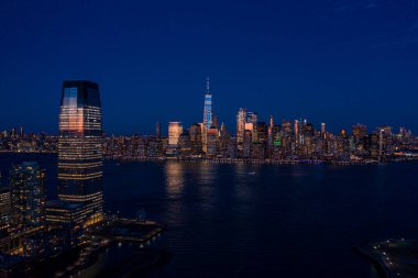 Jersey City 'den Hudson Nehirleri ile New York' un hava fotoğrafı.