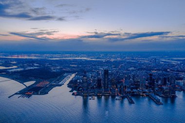 New York 'tan çekilen Jersey City Skyline' ın Sunset 'teki Hudson Nehri' nin havadan çekilmiş fotoğrafı. 