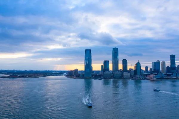ニューヨークから撮影された夕日のハドソン川とジャージーシティスカイラインの空中写真 — ストック写真