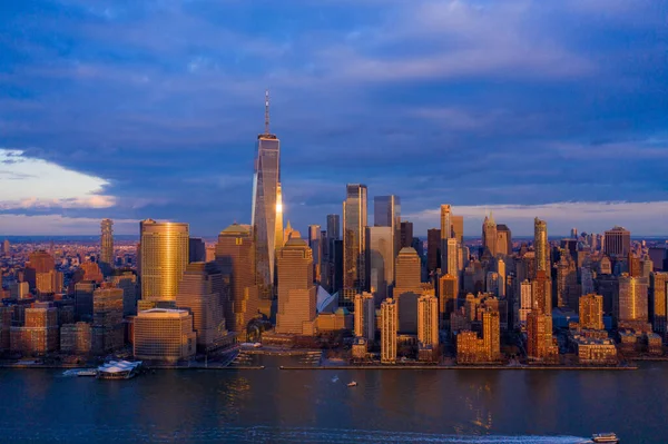 纽约与哈德逊河在曼哈顿金融区日落的空中合影 — 图库照片