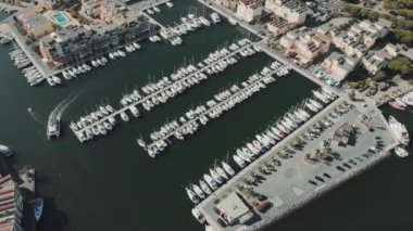 Fransız rıhtımında çok sayıda tekne ve turist gemisi