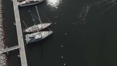 Fransız rıhtımında çok sayıda tekne ve turist gemisi