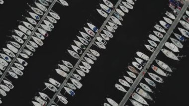 Fransız rıhtımında çok sayıda tekne ve turist gemisi