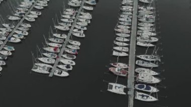 Fransız rıhtımında çok sayıda tekne ve turist gemisi