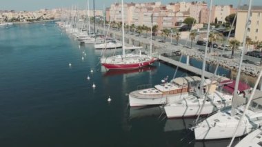 Fransız rıhtımında çok sayıda tekne ve turist gemisi