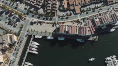 Fransız rıhtımında çok sayıda tekne ve turist gemisi