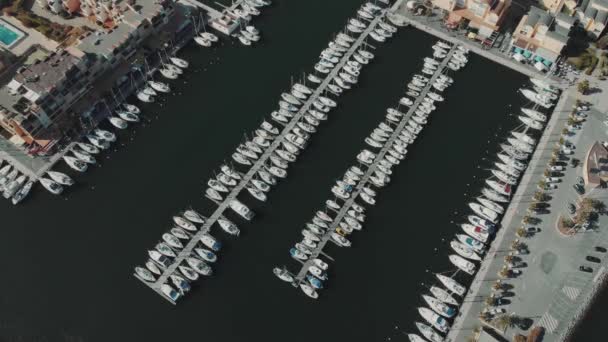 Bateaux et bateaux de tourisme de nombreux yachts dans les quais français — Video