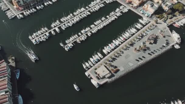 Bateaux et bateaux de tourisme de nombreux yachts dans les quais français — Video