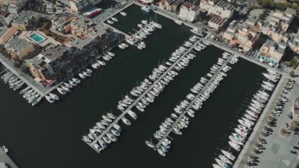 Perahu dan kapal wisata banyak kapal pesiar di dermaga Perancis — Stok Video