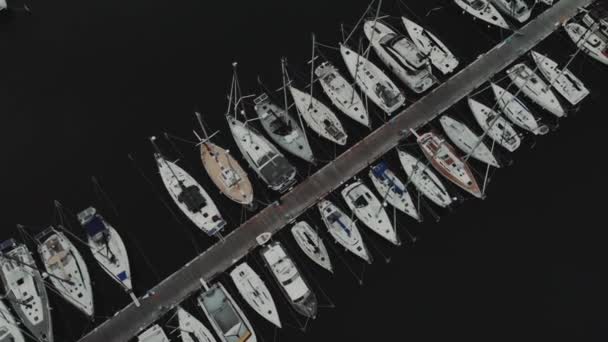 Lodě a turistické lodě mnoho jachty ve francouzských docích — Stock video