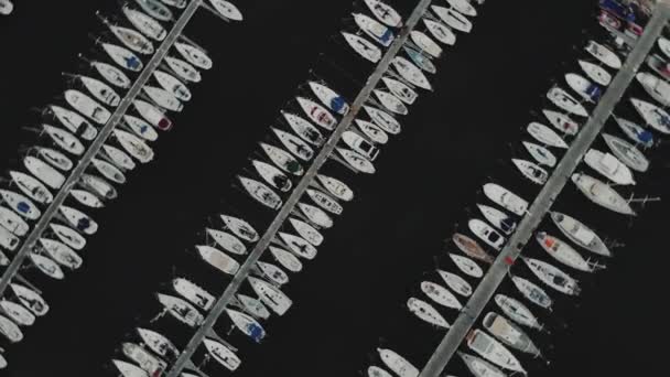 Boten en toeristische schepen vele jachten in Franse havens — Stockvideo