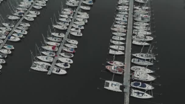 Човни і туристичні кораблі багато яхт у французьких доках — стокове відео