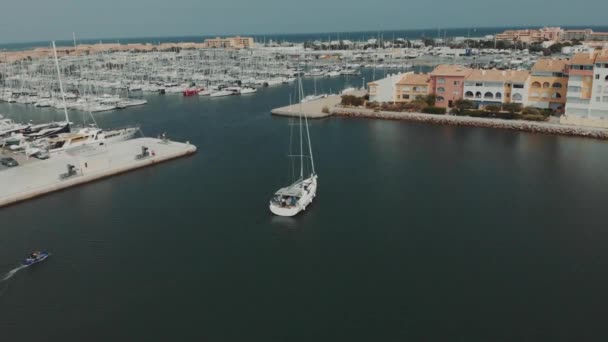 Barcos y barcos turísticos muchos yates en muelles franceses — Vídeos de Stock