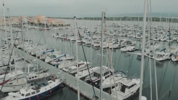 Bateaux et bateaux de tourisme de nombreux yachts dans les quais français — Video