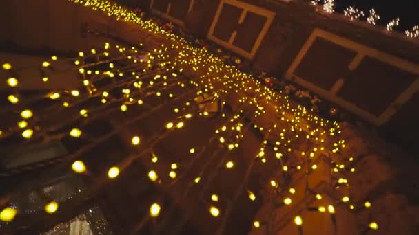 Decoraciones de la ciudad por la noche para celebrar la Navidad y el año nuevo — Vídeos de Stock