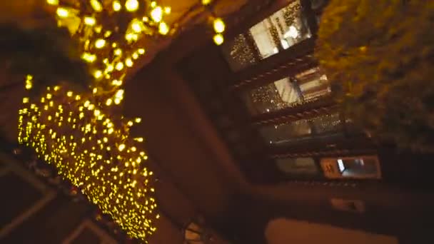 Cidade em decorações noturnas para celebrar o Natal e o Ano Novo — Vídeo de Stock