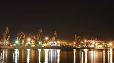 4k zaman ayarlı kargo gemisi liman gecesinde yükleme yapıyor.