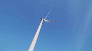 Alandaki elektrik üretimi için yel değirmenleri grubu