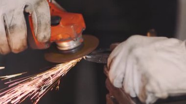 Adam sıcak metalden kıvılcım saçan dairesel testere sinekleri gibi çalışıyor.