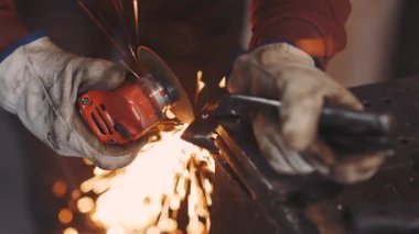 Adam sıcak metalden kıvılcım saçan dairesel testere sinekleri gibi çalışıyor.