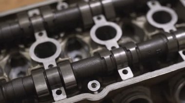 Tamirci bozuk motor başını tamir ediyor. Kam milini kapatıyor.