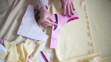 Evde çalışan genç moda tasarımcısı kadın.
