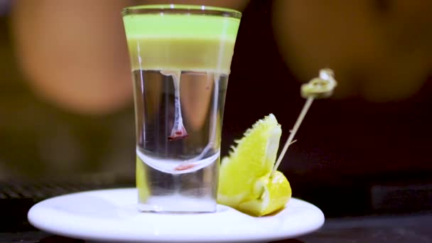 Приготовление алкогольного коктейля вблизи замедленной съемки — стоковое видео