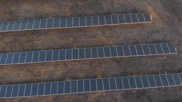 4k vista aérea de paneles solares granja solar cel — Vídeos de Stock