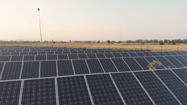 4k vista aérea de painéis solares fazenda célula solar — Vídeo de Stock