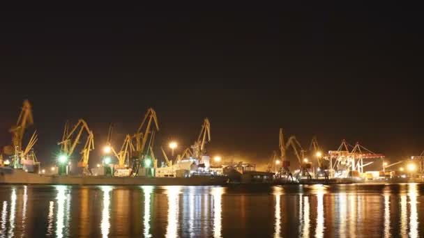 4-кілометровий вантажний корабель, що переміщує навантаження вночі в порту — стокове відео