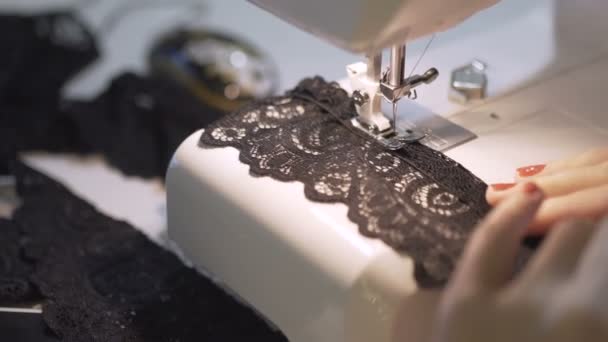 Primer plano de las manos femeninas trabajando en la máquina de coser — Vídeos de Stock