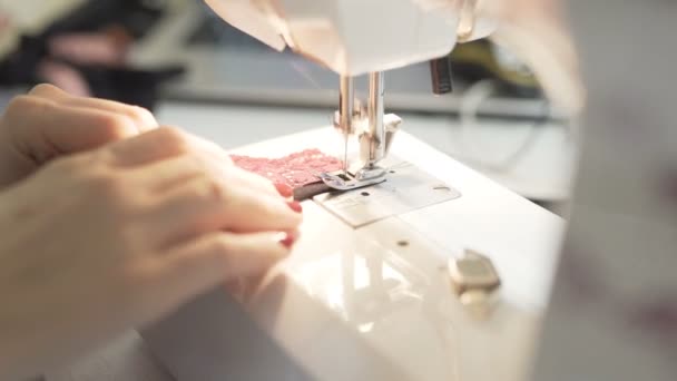Primo piano colpo di mani femminili che lavorano sulla macchina da cucire — Video Stock