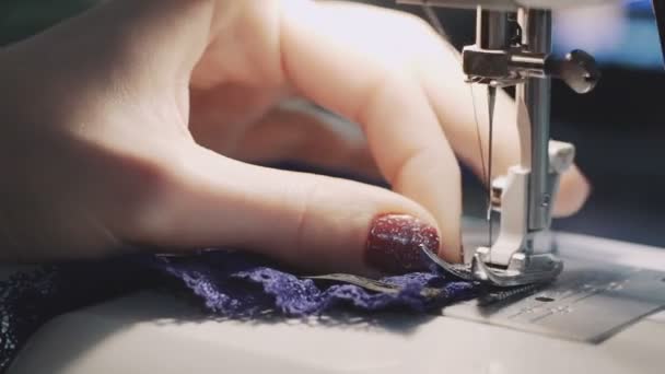 Primer plano de las manos femeninas trabajando en la máquina de coser — Vídeos de Stock